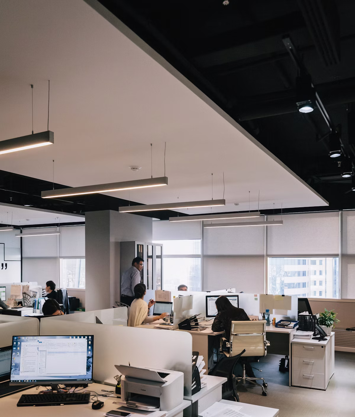 Equipe cuidando da folha de pagamento de empresa em Maricá