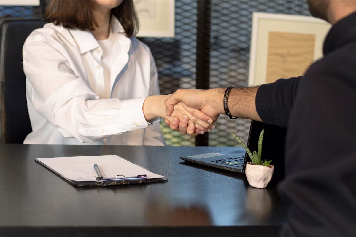 Empreendedor abrindo empresa em Maricá